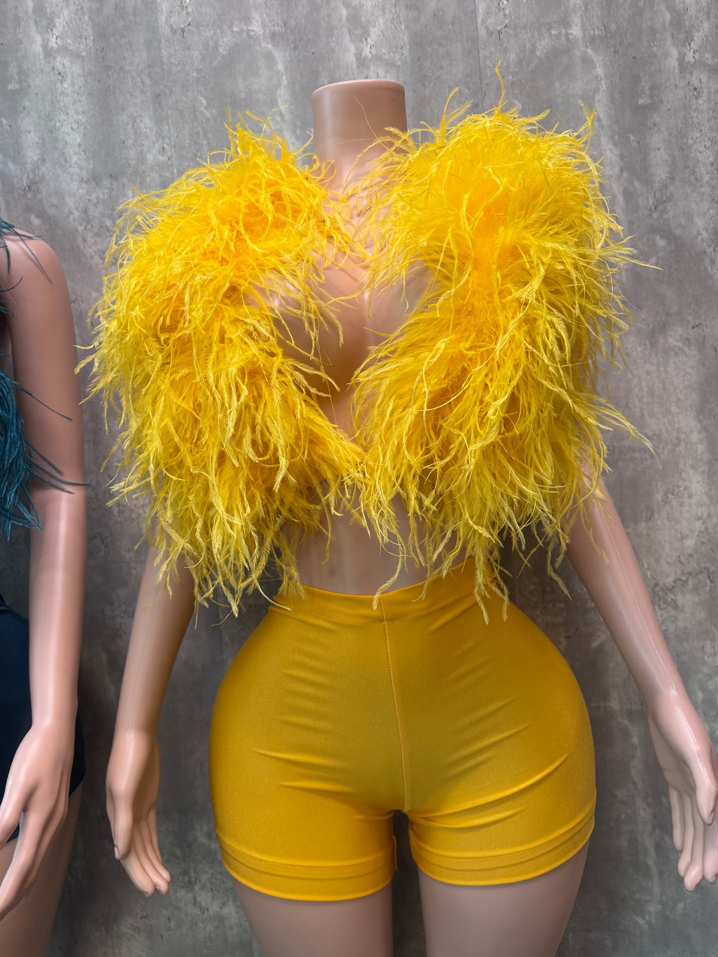 Yellow fur set 2-5 days for ship out